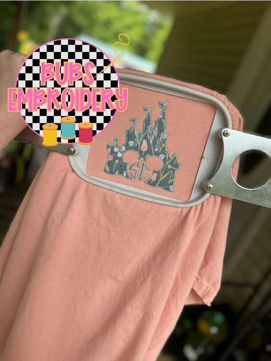 Appliqué Initial Castle pocket comfort color tee