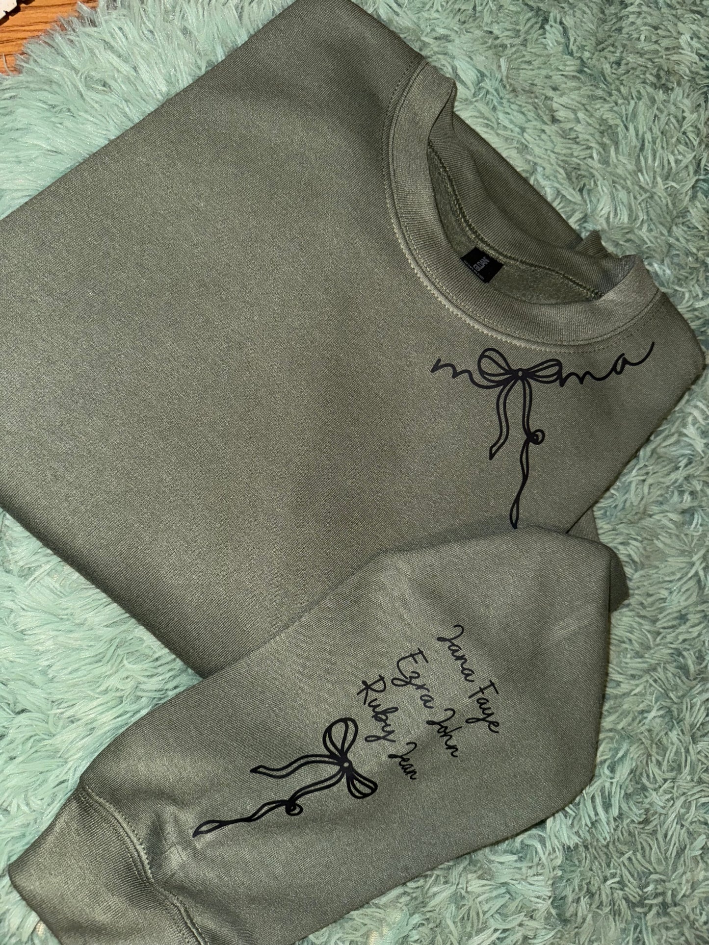 Mama neckline press shirt with custom names on sleeve