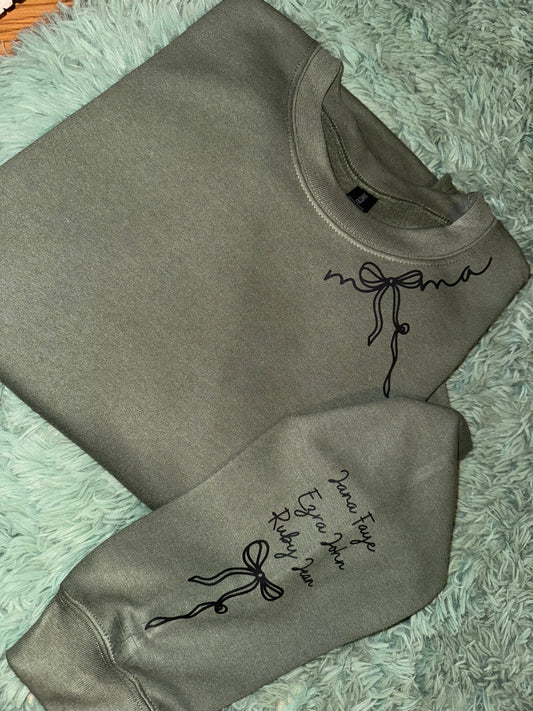 Mama neckline press shirt with custom names on sleeve